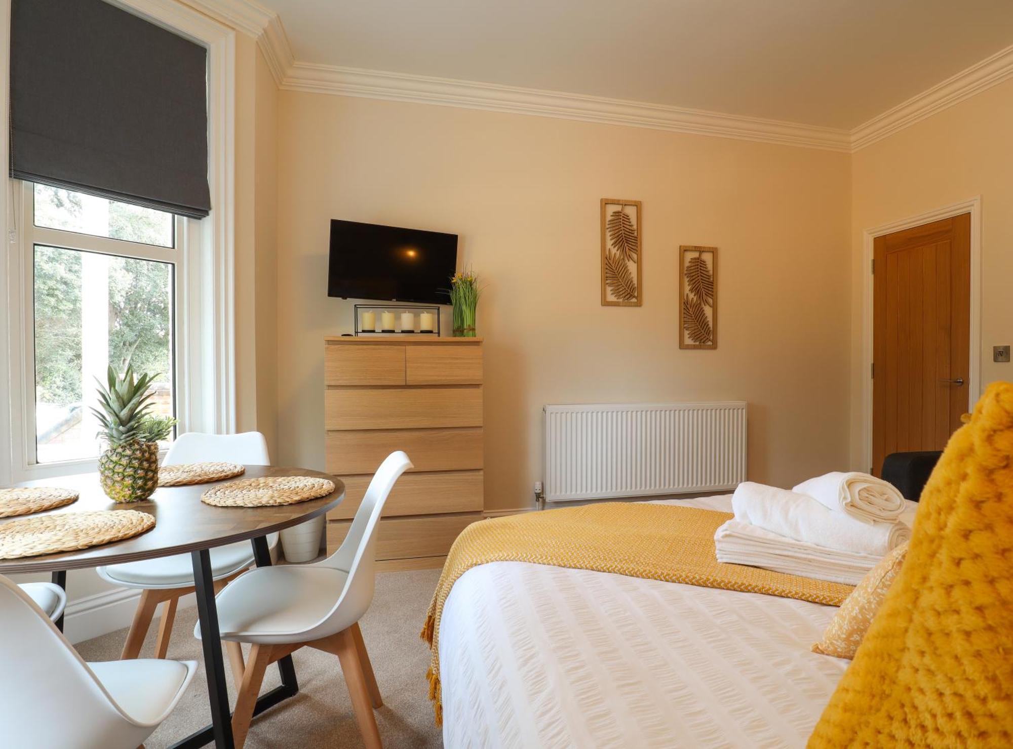 One Bed Apartment, Close To Train, City, Beach And Hospital Long Booking Welcome Істборн Екстер'єр фото